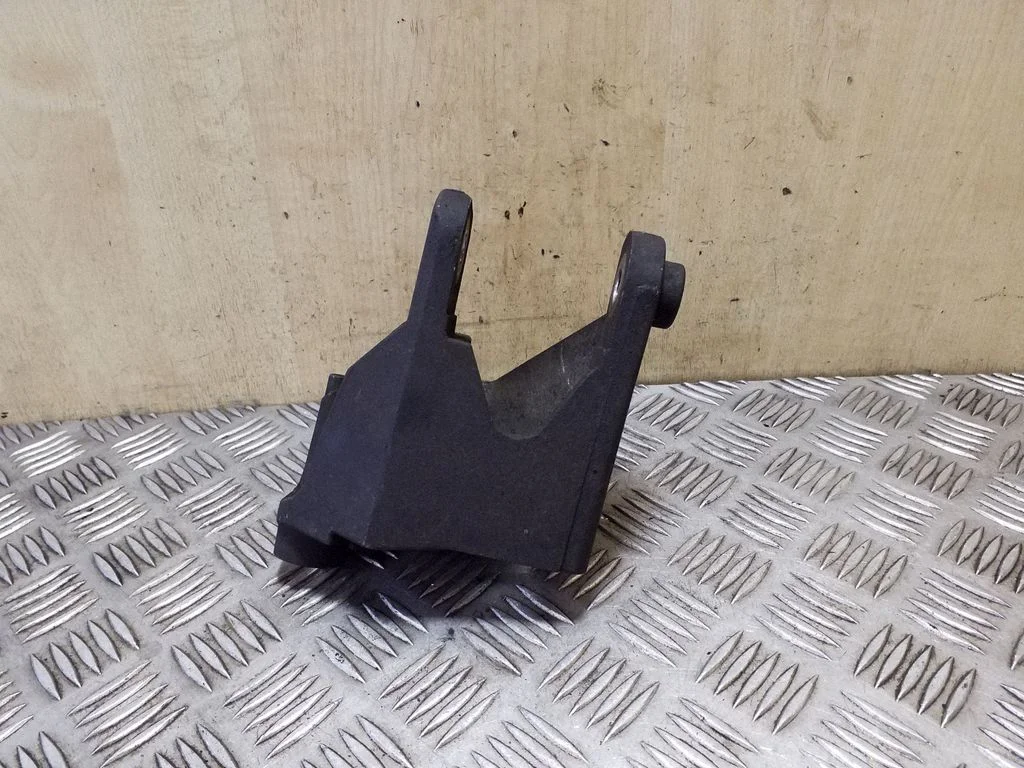 Engine mounting bracket – rear