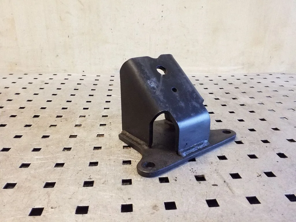 Engine mounting bracket – right