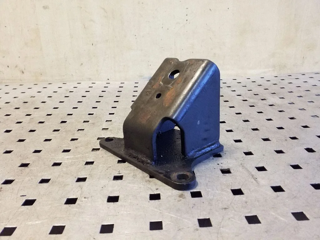 Engine mounting bracket – left