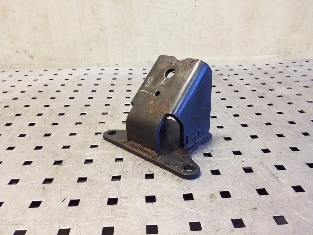 Engine mounting bracket – left