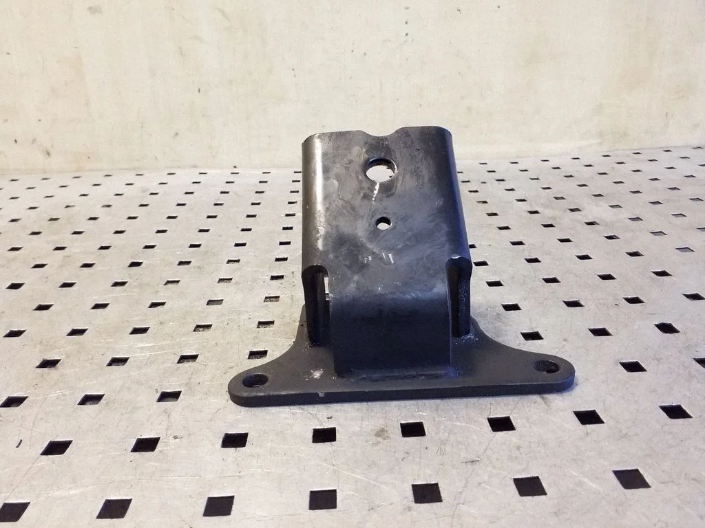 Engine mounting bracket – right