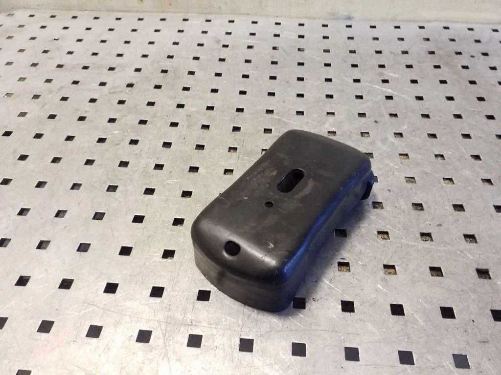 Engine mounting bracket
