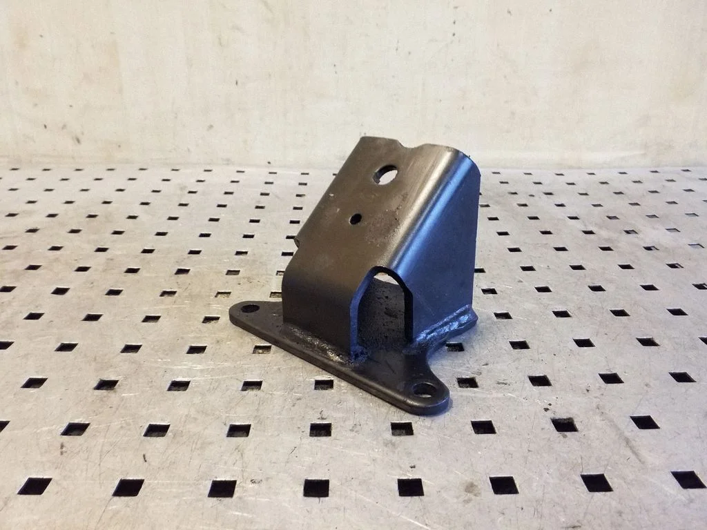 Engine mounting bracket – right