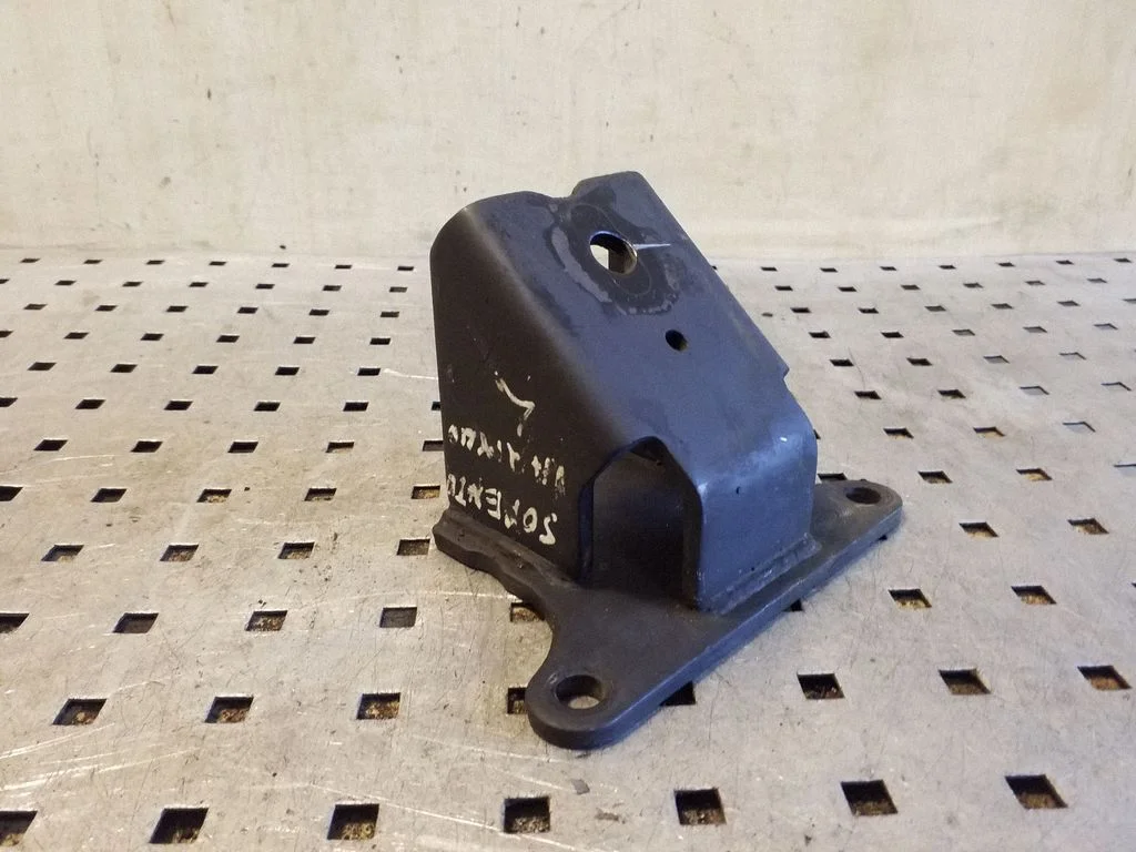 Engine mounting bracket – left