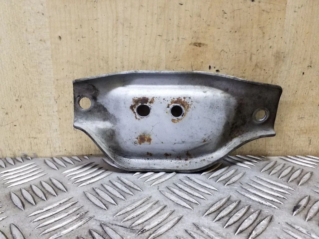 Engine mounting bracket – right