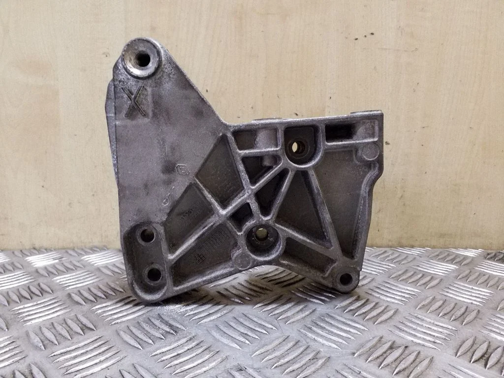 Engine mounting bracket 8200739777