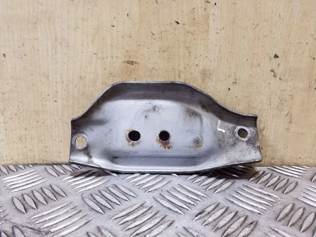Engine mounting bracket – left