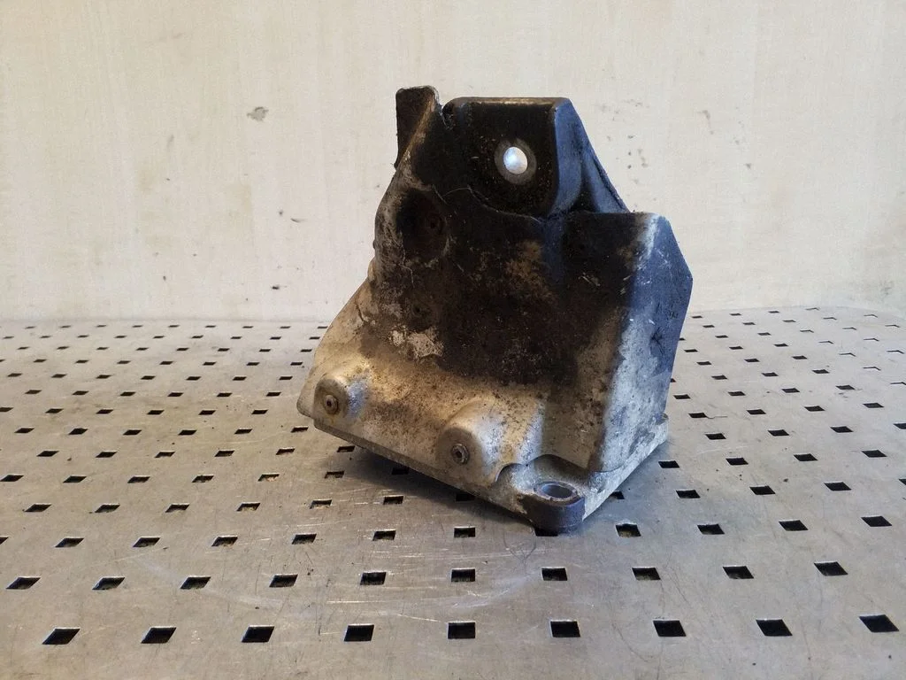 Mootori kinnituskronstein 22116757708