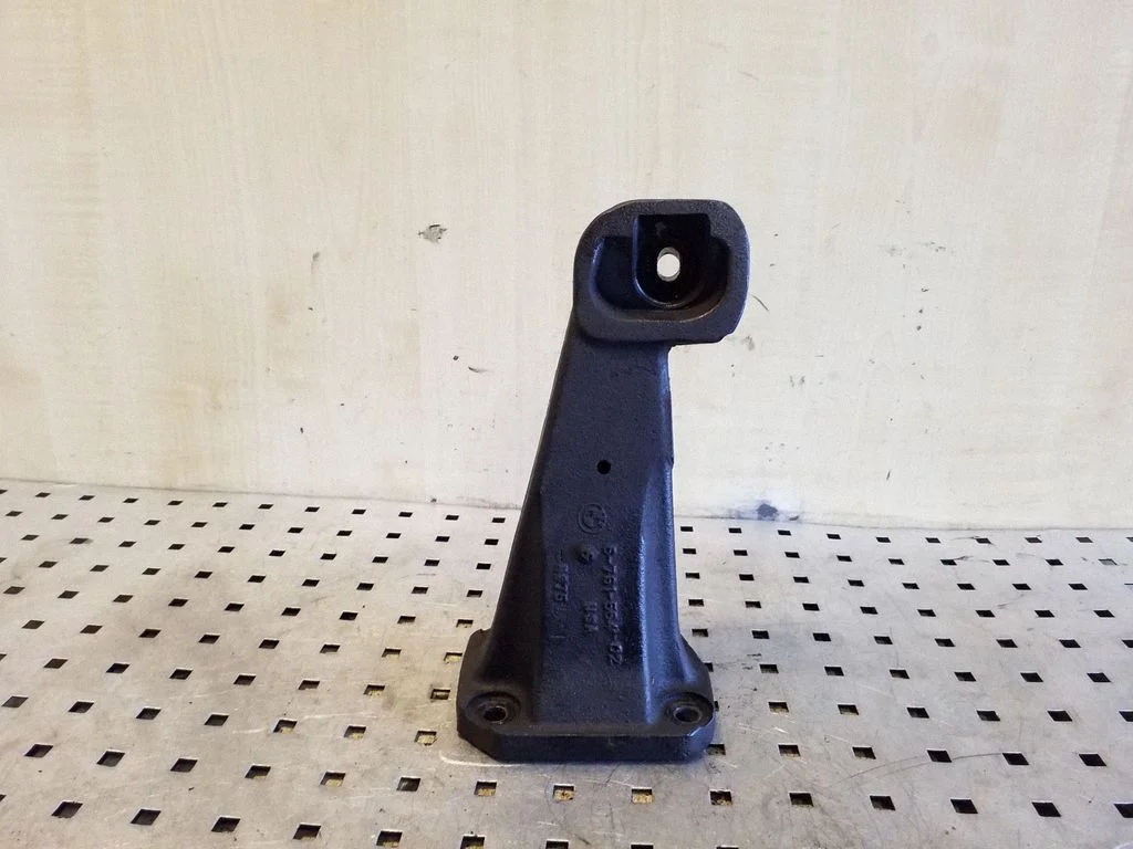 Engine mounting bracket 6761564