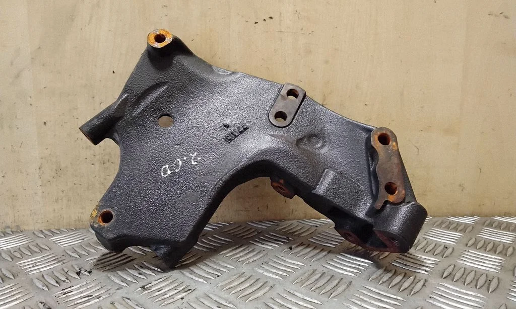 Engine mounting bracket – right