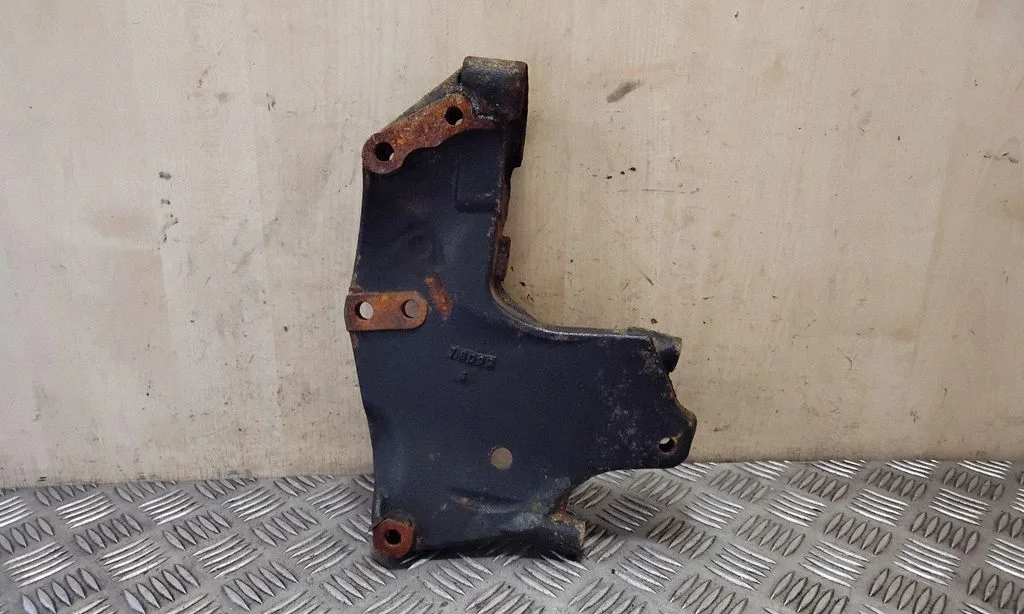 Engine mounting bracket – right