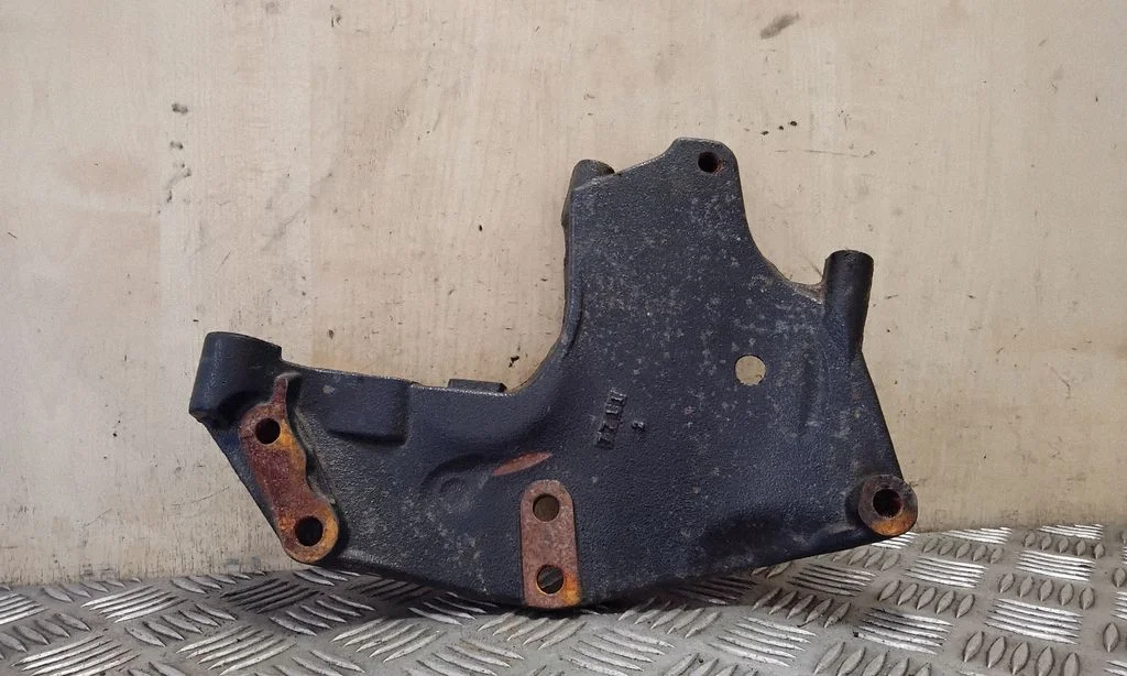 Engine mounting bracket – right