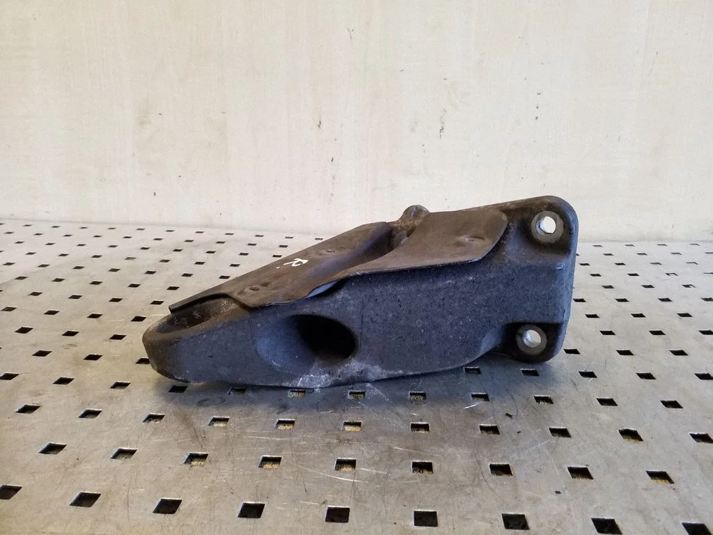 Engine mounting bracket 22113414582