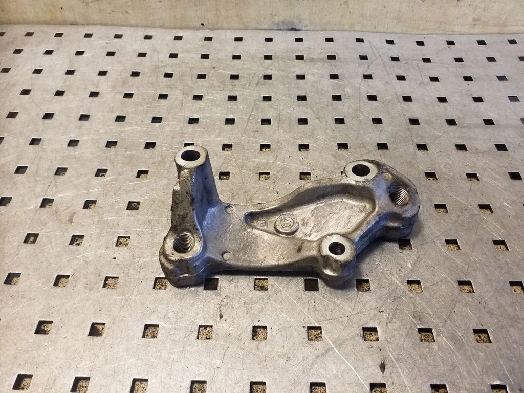Engine mounting bracket 11253JD700