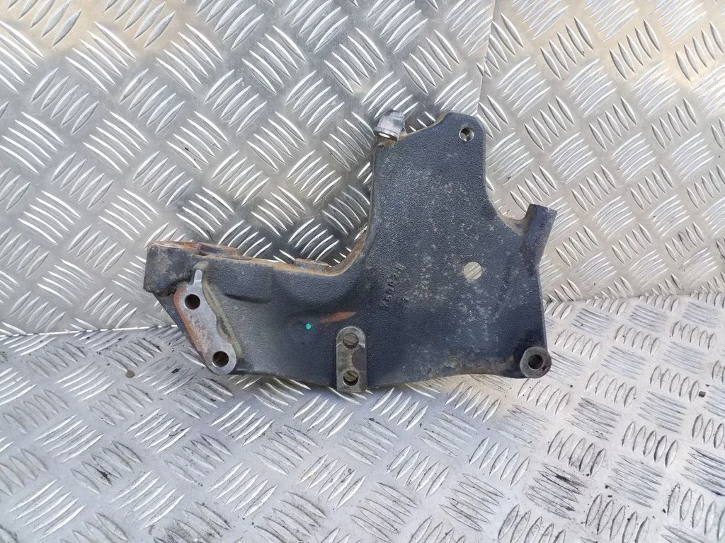 Engine mounting bracket – right