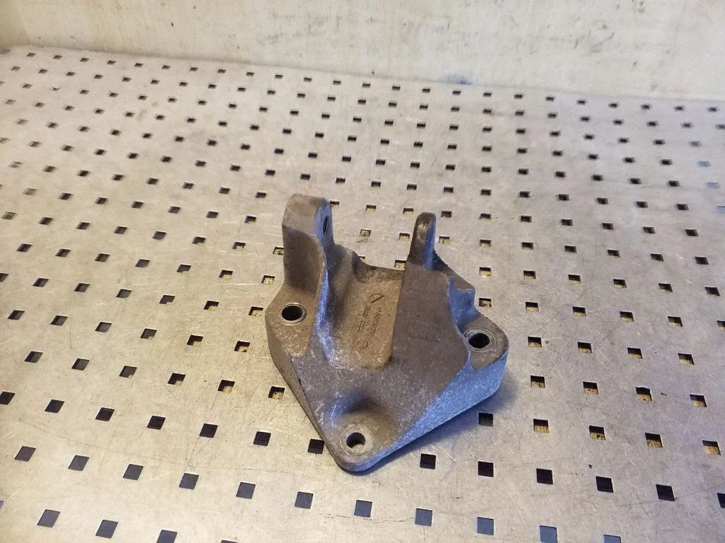 Engine mounting bracket 11332JD700