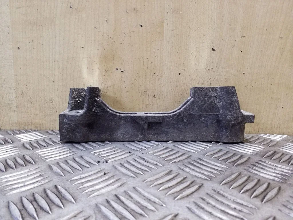 Engine mounting bracket