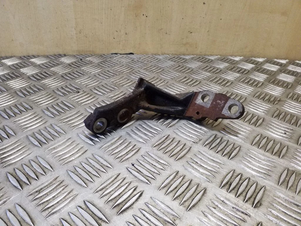 Engine mounting bracket