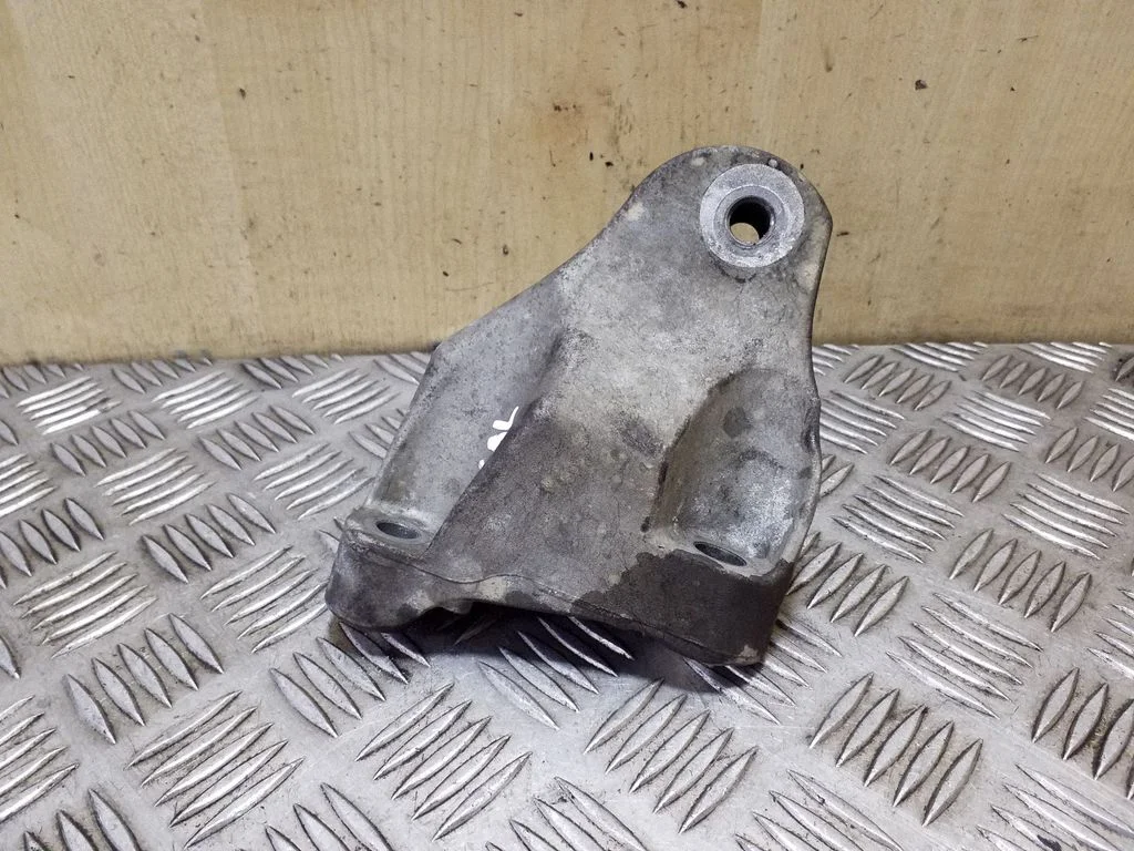 Engine mounting bracket 11332002R