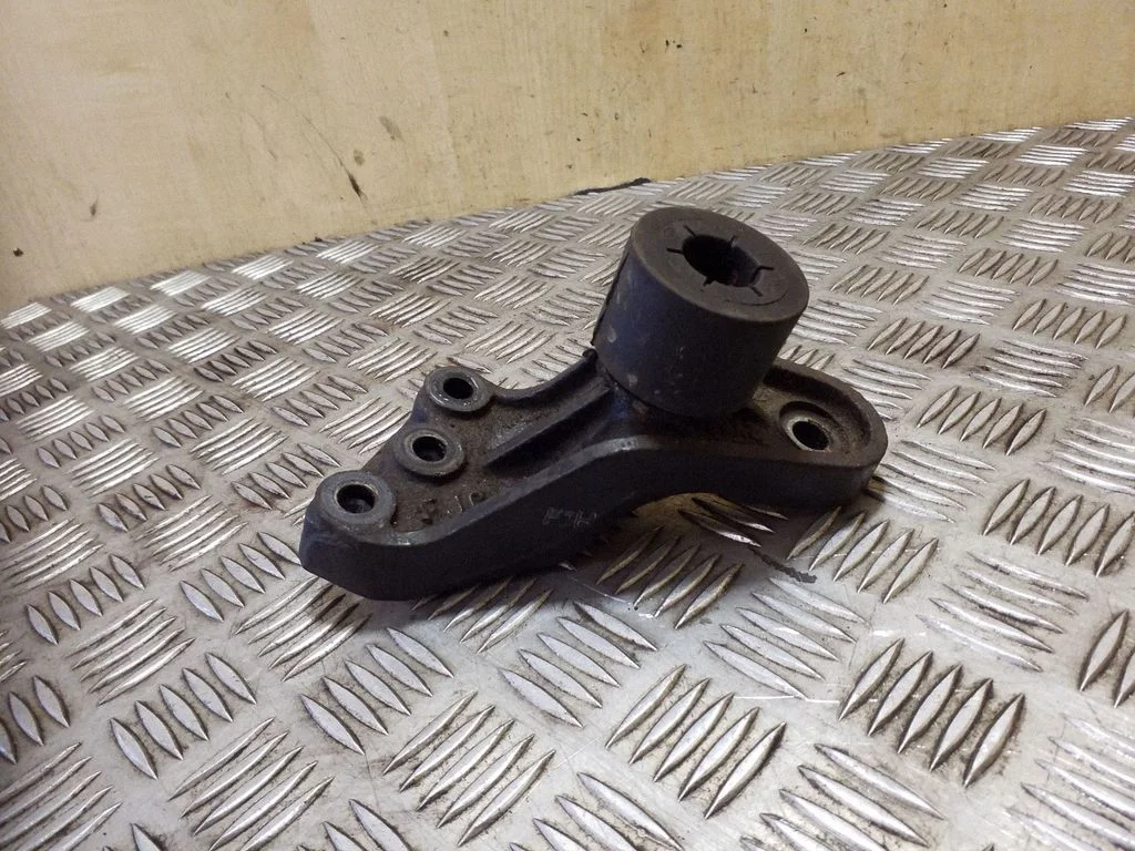 Engine mounting bracket 218252Y600