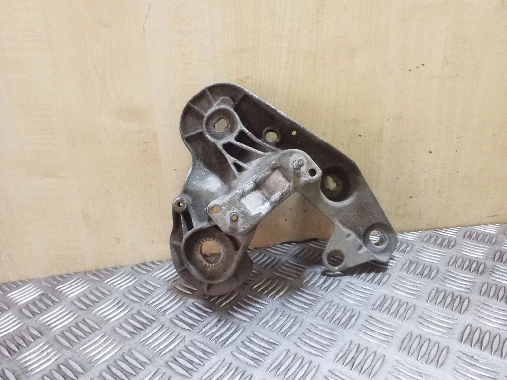 Dzinēja stiprinājuma kronšteins 4F0199351E