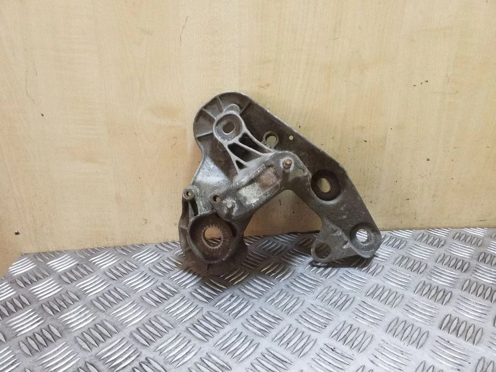 Dzinēja stiprinājuma kronšteins 4F0199351E