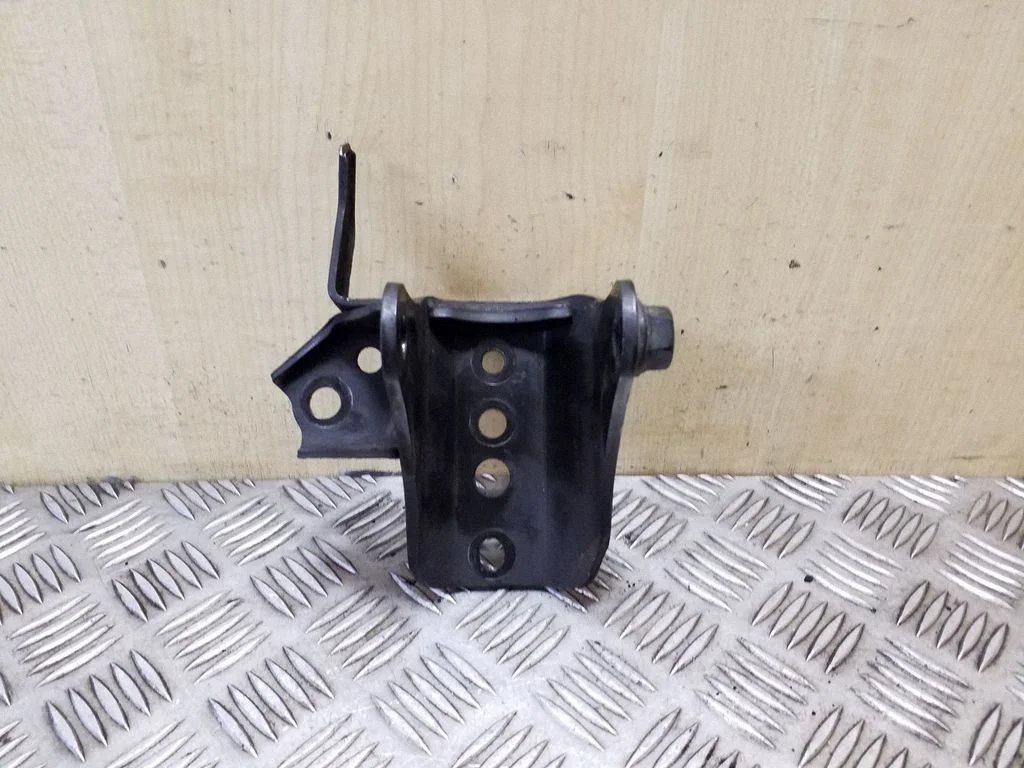 Engine mounting bracket