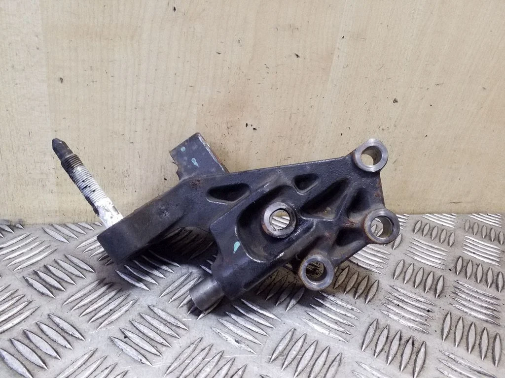 Engine mounting bracket 123150R020