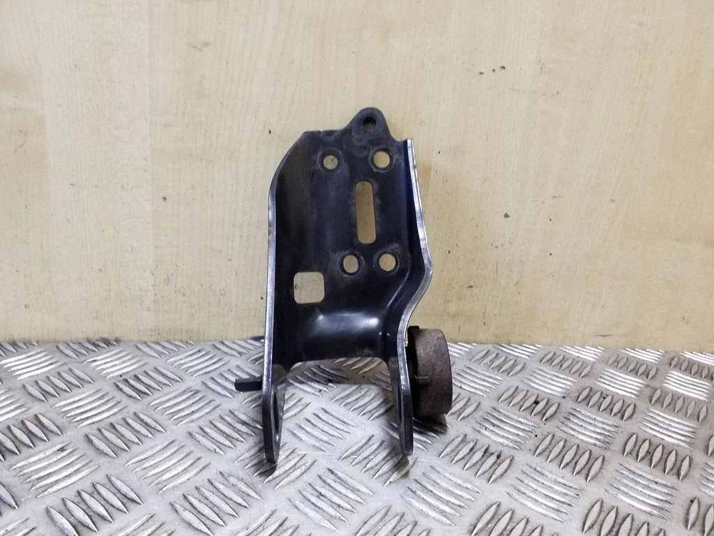 Engine mounting bracket