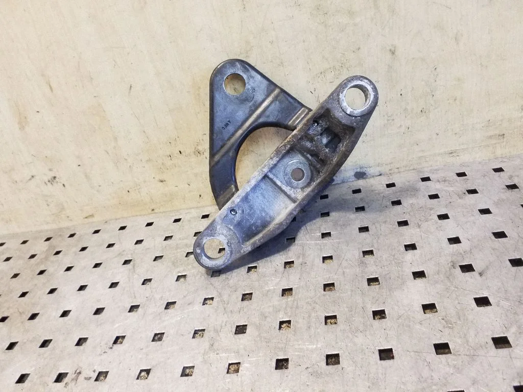 Engine mounting bracket – Ford Mondeo MK IV (2007-2014)