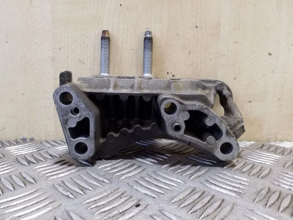 Engine mounting bracket – Ford Mondeo MK IV (2007-2014)