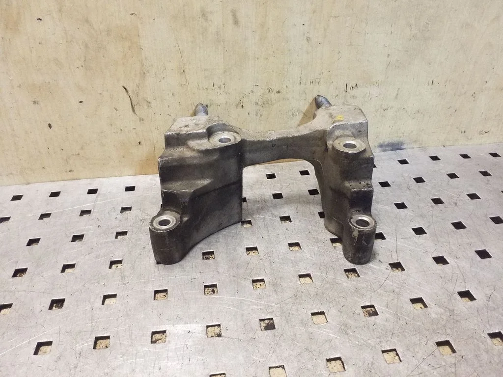 Engine mounting bracket XS406030