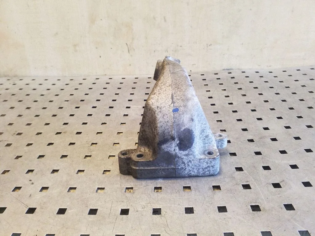 Engine mounting bracket A6422230304