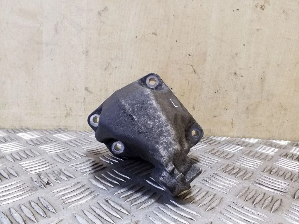 Engine mounting bracket A6422230204
