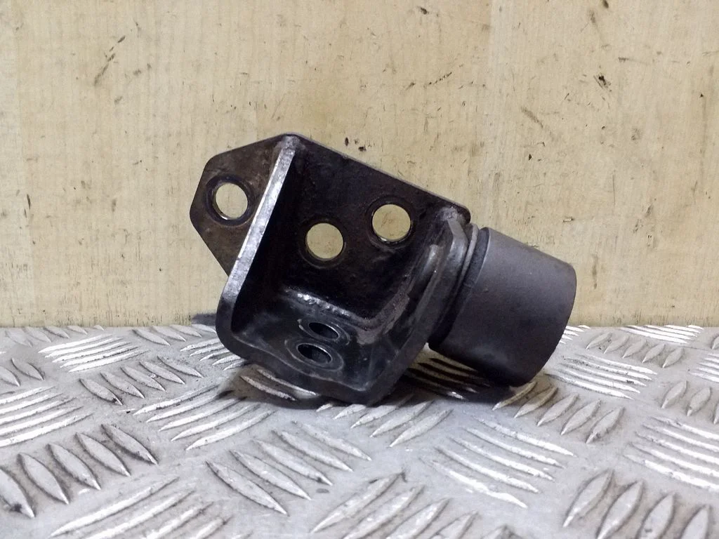 Engine mounting bracket – left