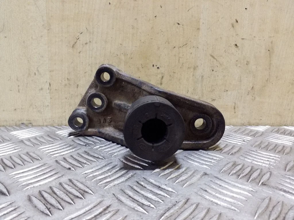 Engine mounting bracket 218233W050