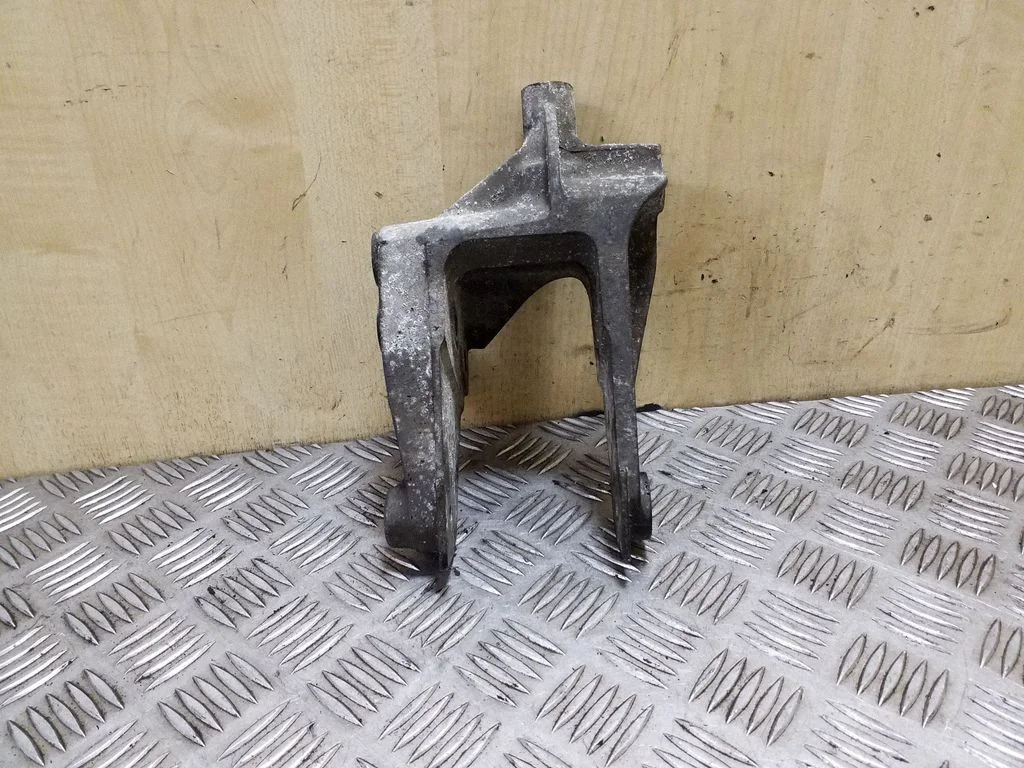 Engine mounting bracket X00767B