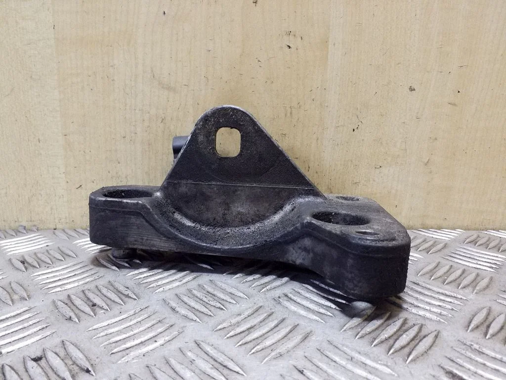 Mootori kinnituskronstein 7H0199207B