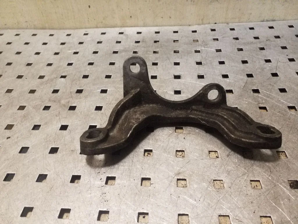 Engine mounting bracket