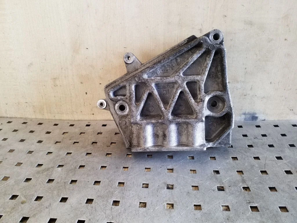 Engine mounting bracket 96440352
