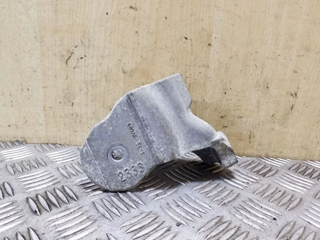 Engine mounting bracket