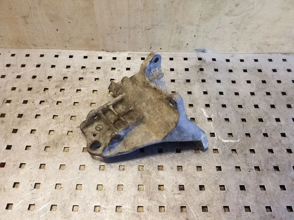 Engine mounting bracket