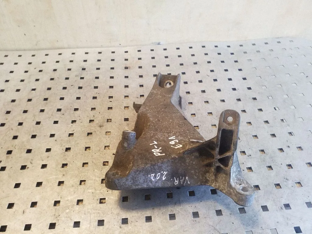 Engine mounting bracket – BMW 3 Series E90 E91 (2005-2012)