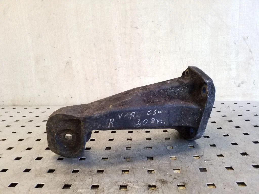 Engine mounting bracket – right