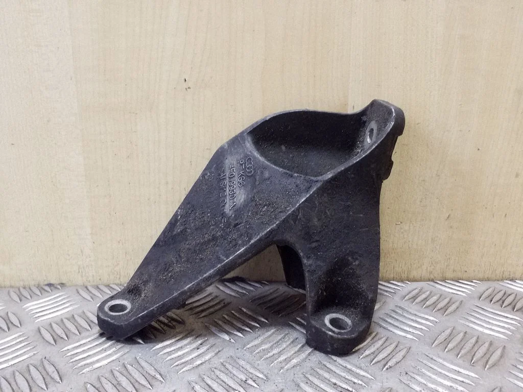 Dzinēja stiprinājuma kronšteins 4F0199307N