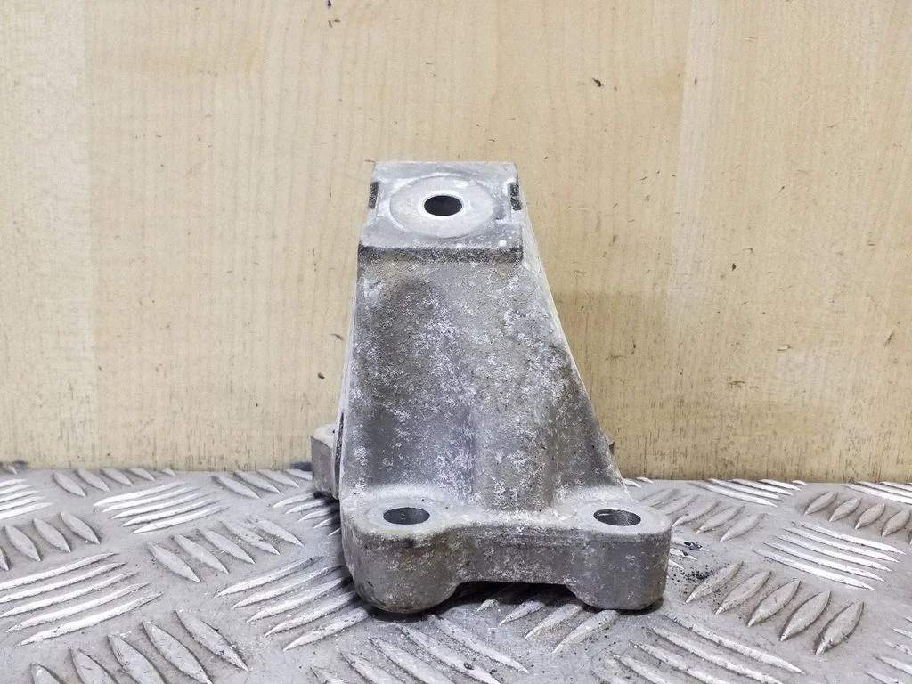 Engine mounting bracket – Audi A6 Allroad C6 (2006-2011)