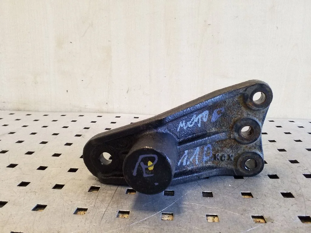 Engine mounting bracket – right