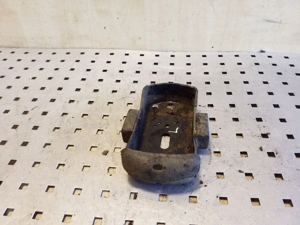 Engine mounting bracket – left