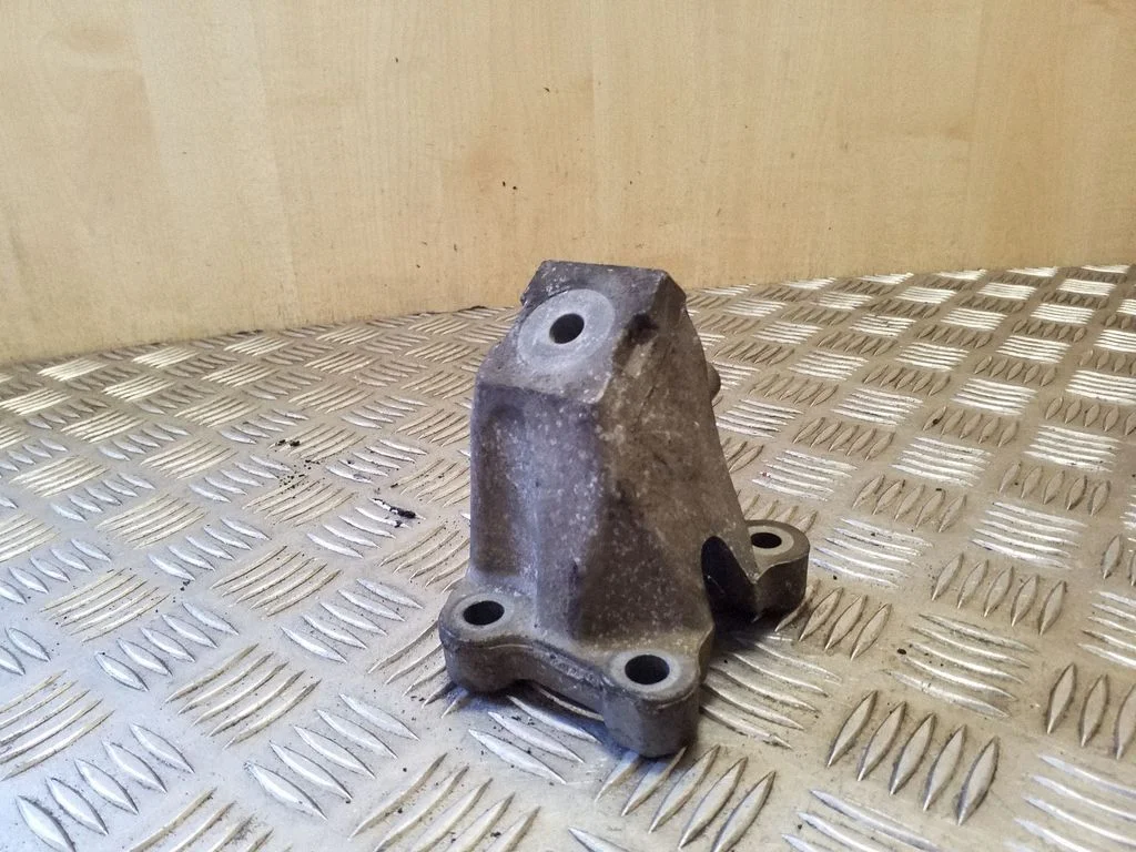 Mootori kinnituskronstein 4F0199307L
