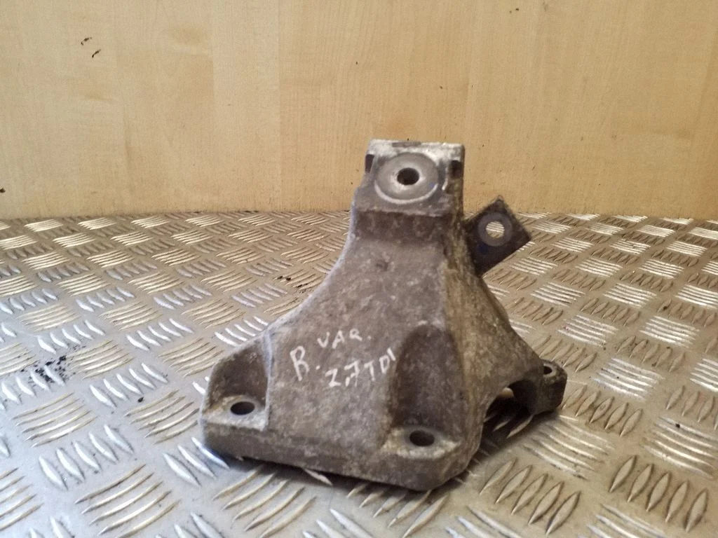 Mootori kinnituskronstein 4F0199308AB